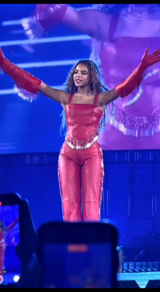 KajolMomento's tweet image. Congratulations: at just 15yrs old, she worked her butts off on the greatest &amp;amp; biggest country music tour of all time. We&apos;re immensely proud of the cute, smart &amp;amp; talented #BlueIvyCarter😭😍🥰🥰🥰🥰🥰 #CowboyCarterTour