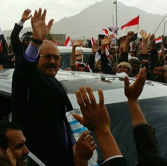 Saddam_Mohamd2's tweet image. ماذا كان مصير الزعيم لو كان في احدى قرى قبائل #مأرب والله ثم والله ان تحميه بالعُرف والسلاح، ولما استطاع #الحوثي أن يقترب منه، حتى وهو خصمهم! لكن أُغتيل الرجل بين منازل من كان يحميهم،ووبين خذلان حزبٍ كانت كل المصالح تصب إليه! باعوه الأقربون… وخانوه قبائل الطوق، ومات وحيداً لا…