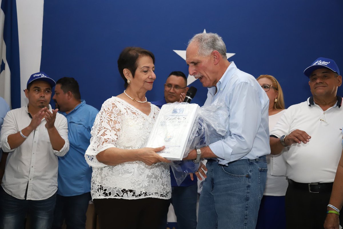 ¡Papi a la Orden en Cortés!
“El Partido Nacional es el único que lucha por la democracia y la libertad”, afirmó nuestro presidente del PNH.

Este 27 de julio marchamos por la paz y la democracia.
¡Solo ondeará la bandera de Honduras! 🇭🇳