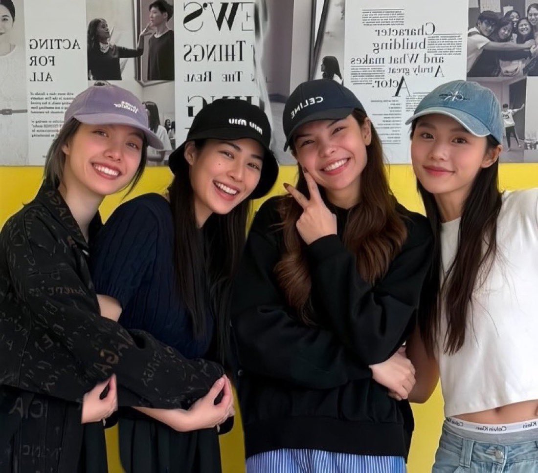 lingsgf's tweet image. I just noticed how orm was holding onto lingling here damn girl we get it she’s yours