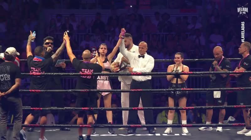 EditorMzt's tweet image. ¡ABBY VENCE A RORO EN UN DUELO IMPACTANTE! 😱😱😱
La diferencia de estaturas terminó siendo clave para que Abby se llevara la victoria sobre RoRo por decisión dividida en un combate lleno de emociones.
#LaVelada5 #LaVeladadelAñoV