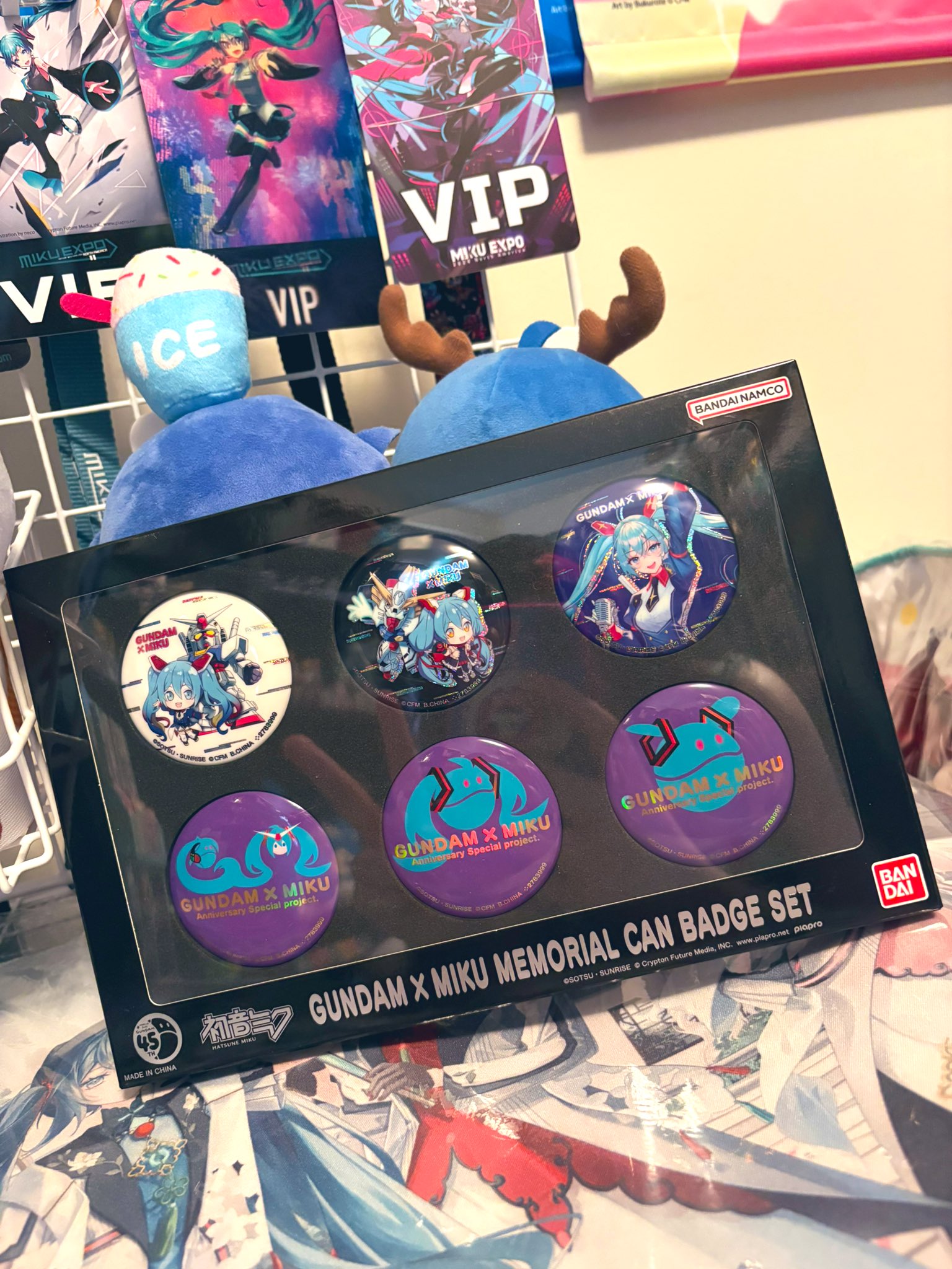 GUNDAM x MIKU メモリアル缶バッジ&コラボカードセット Gundam x Hatsune Miku Collaboration commemorative Badge Set