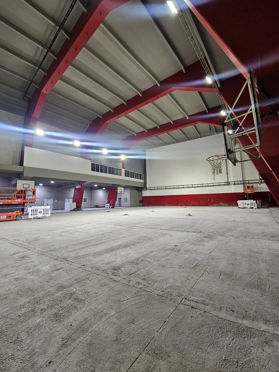 LeaVaquila's tweet image. 👷🏻♂️ Obras en #RiverPlate
Avanza la renovación de la cancha de futsal de parquet del Monumental.