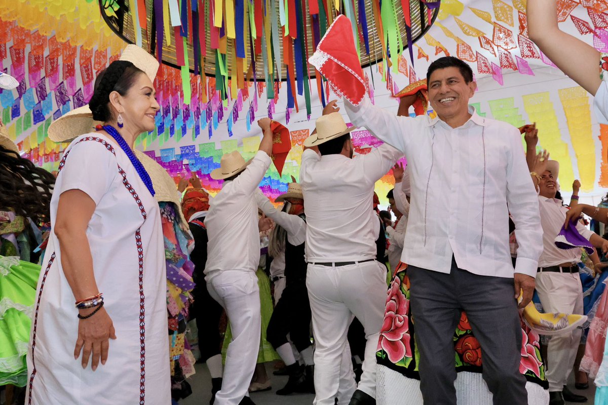 Bailar las chilenas, sones y jarabes de nuestros pueblos llena de alegría nuestros corazones y despierta el orgullo de habitar una tierra que enamora por su cultura, costumbres y tradiciones.

#PresenteConElAlma
#Guelaguetza2025