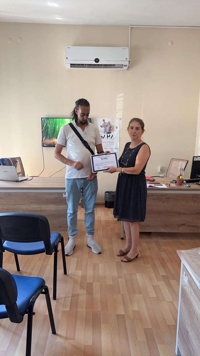 Canik İlçe Sağlık Müdürlüğü Göçmen Sağlığı Merkezinde Sağlıklı Hayat Akademisi kapsamında sağlıklı yaş almayı desteklemek amacıyla göçmen vatandaşlarımıza yönelik görevli personellerimiz tarafından eğitimler düzenlenmiş olup sertifika verilmiştir.