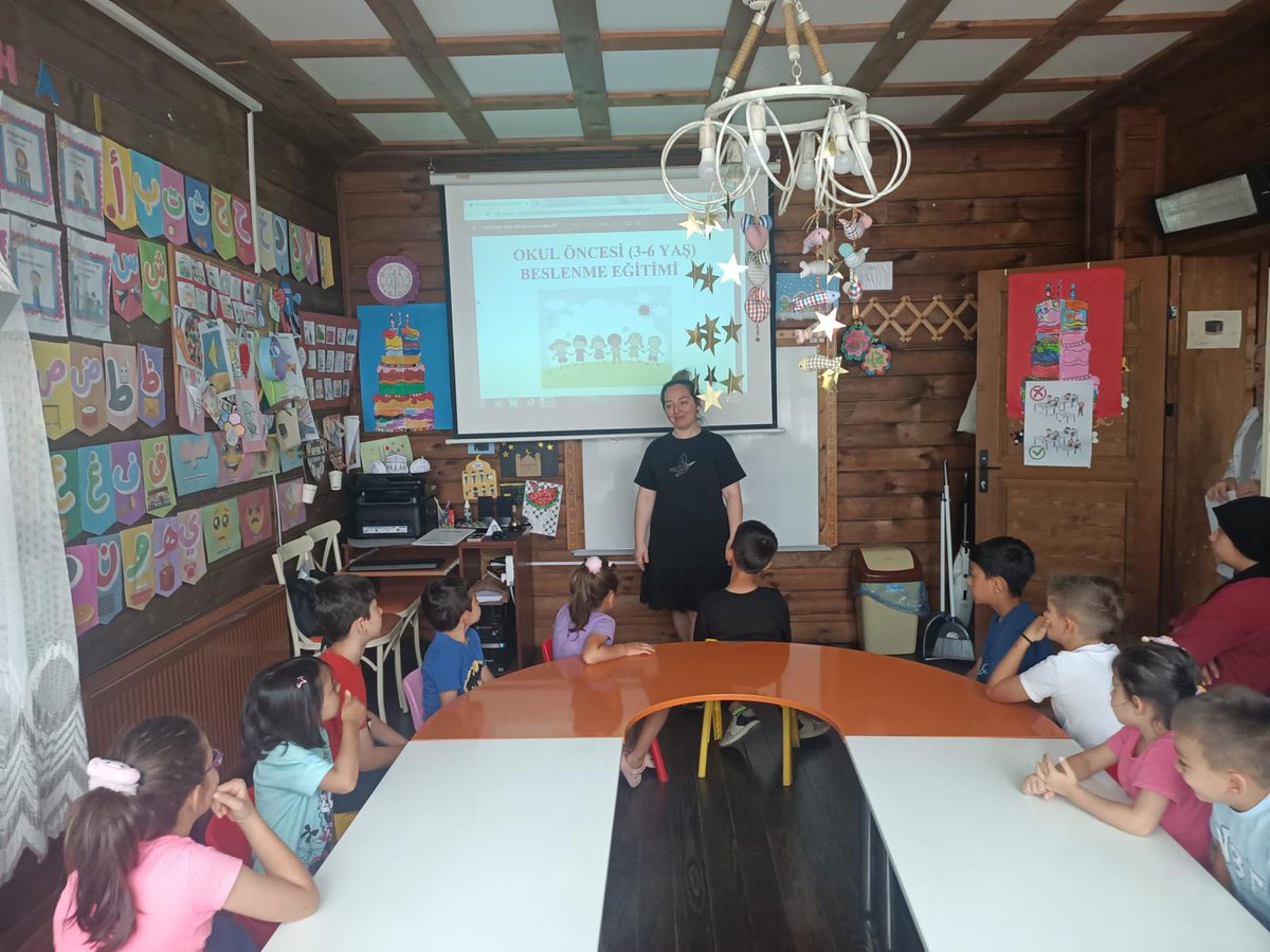 Canik Eğitim Ekibi tarafından ; Zübeyde Hanım Konağı Yaz Kur'an Kursunda, "Sağlıklı Beslenme ve Hijyen" konularında eğitim verilmiştir.