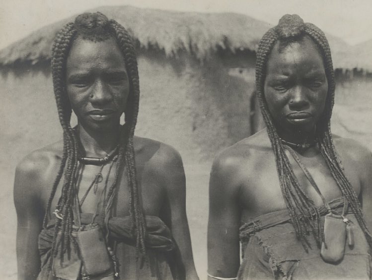 Baakouu's tweet image. Marchandes de beurre, rive du Logone, Tchad 1931