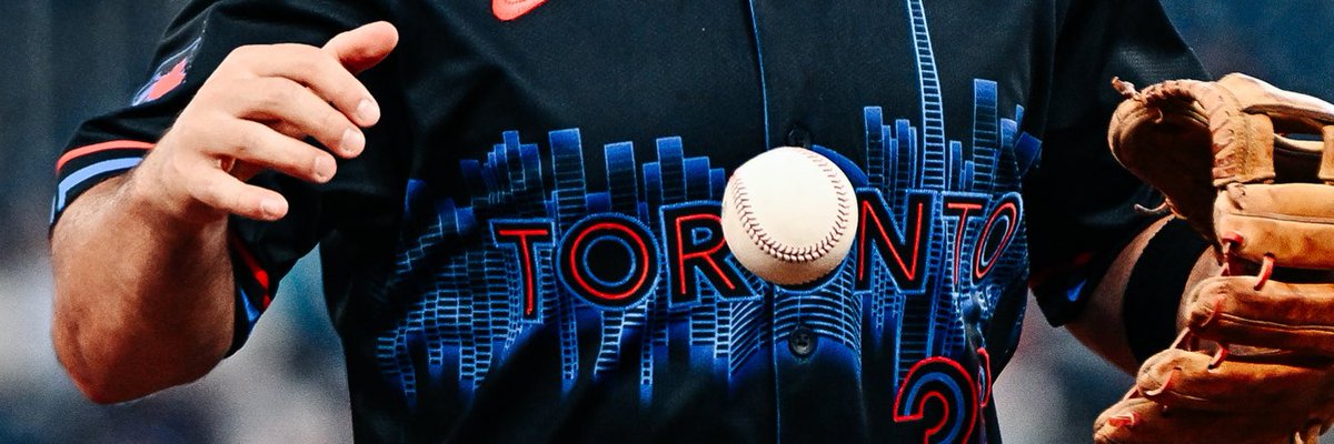 🇨🇦🍁💙🇺🇲Hello to everyone and sending you good vibes from downtown Toronto ✨️ 
It looks like rain's coming! Hot hazy humid. No snow, though! ☺️😎 How was your day? I cooked a lot! 😋 Yummy! How bout you? Jays now! #GoJays ⚾️👊Watched the Yankees game too! You?