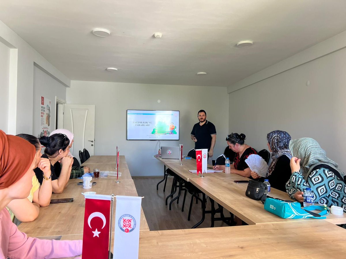 Müdürlüğümüz Psikososyal Destek Biriminden Sosyal Çalışmacımız tarafından Aile Destek Merkezi (ADEM 2) kursiyerlerine yönelik Bağımlılık İle Mücadele konusunda eğitim verilmiştir.