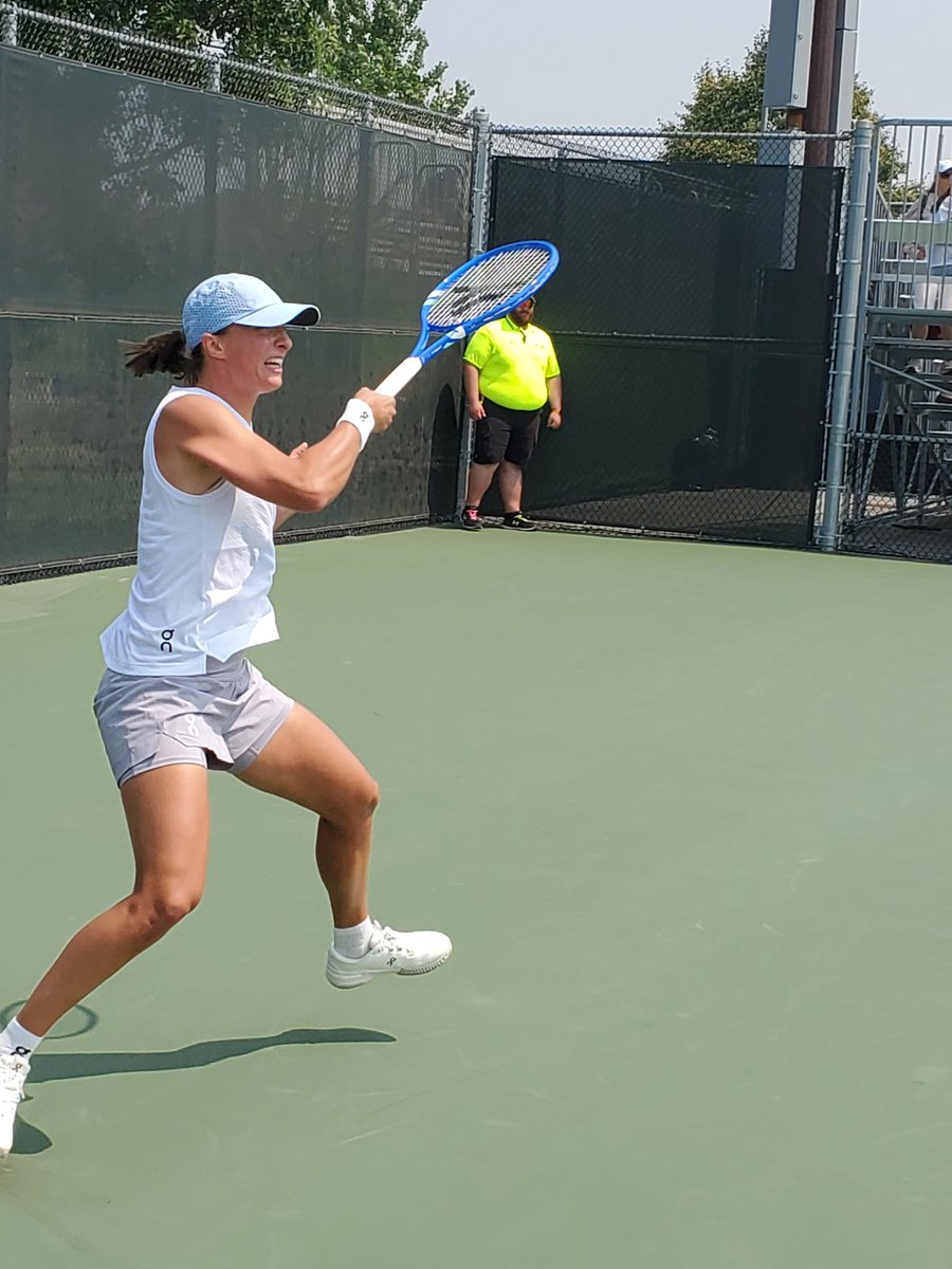 Variant488's tweet image. A few more of Iga hitting forehands right in front of our stunned faces.