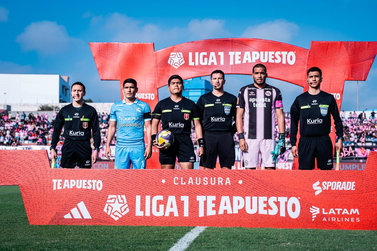 CelestePodcast's tweet photo. ¡Ya es una pena y preocupación lo del arbitraje del fútbol peruano! ⚠️
Algo que ya se ha vuelto una constante y demostrando varias falencias en la mayoría de partidos del fútbol peruano.
En el partido del Sport Boys vs Sporting Cristal, por una brusca el arbitro expulsó a Pacheco https://t.co/HNjHS4REii
