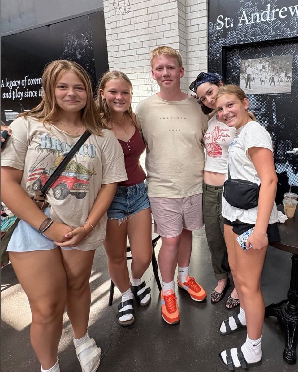 GRAClENATION's tweet image. Gracie with fans today in Toronto, ON ♥️ (via peterrrrrr517)