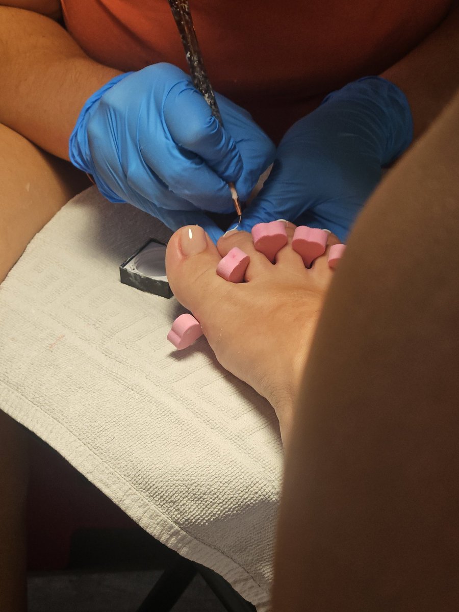 PrettyFoot06's tweet image. Tu préfères que je t’écrase doucement ou que je te caresse avec mes orteils ?
Dis-moi ce que tu veux faire d’eux… ou ce que tu veux que je te fasse avec.
Je suis joueuse, et mes pieds adorent les regards sales.
Je sais exactement ce qui va te faire durcir..😈💦