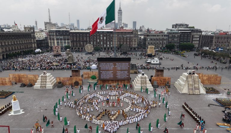El poeta Tochihuitzin lo anticipó: “Como yerba en primavera es nuestro ser. Nuestro corazón hace nacer y germinar flores de nuestra piel”.

El corazón de la Patria mexicana germinó en el suelo y en el alma líquida del Lago principal.

Hoy 26 de julio de 2025, a 700 años de su