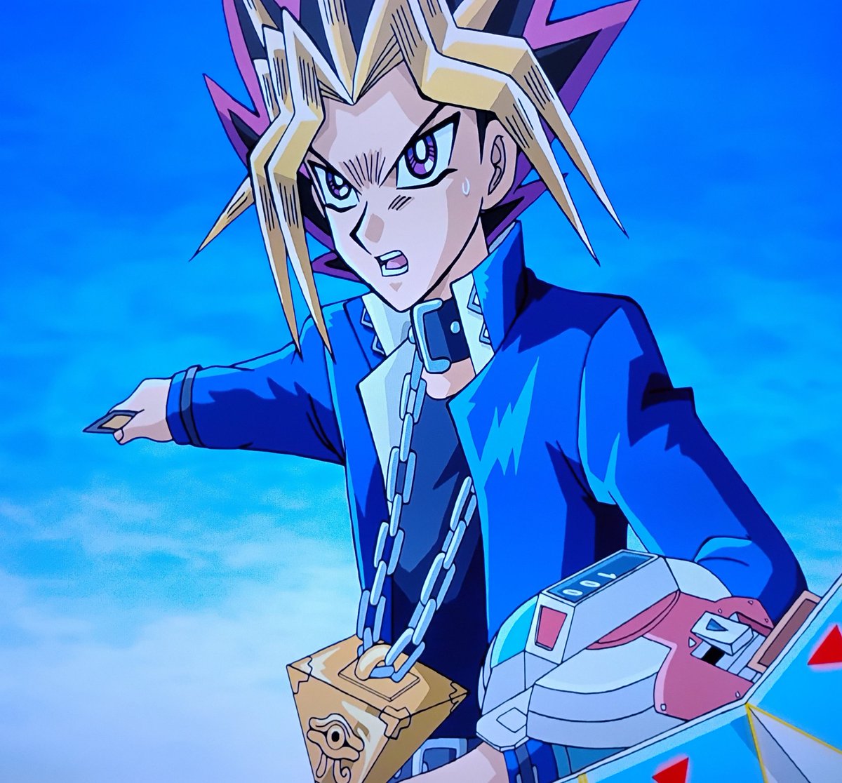 Petrajayne26's tweet image. Anubis:Your fate is sealed, pharaoh. Soon, you will be the relic burried away. Soon worms will feast on your flesh, just as they did on mine.
Yami:Your worms will have to wait, Anubis. I trust my fate to the heart of the cards.
#yugiohthemovie #yamiyugi