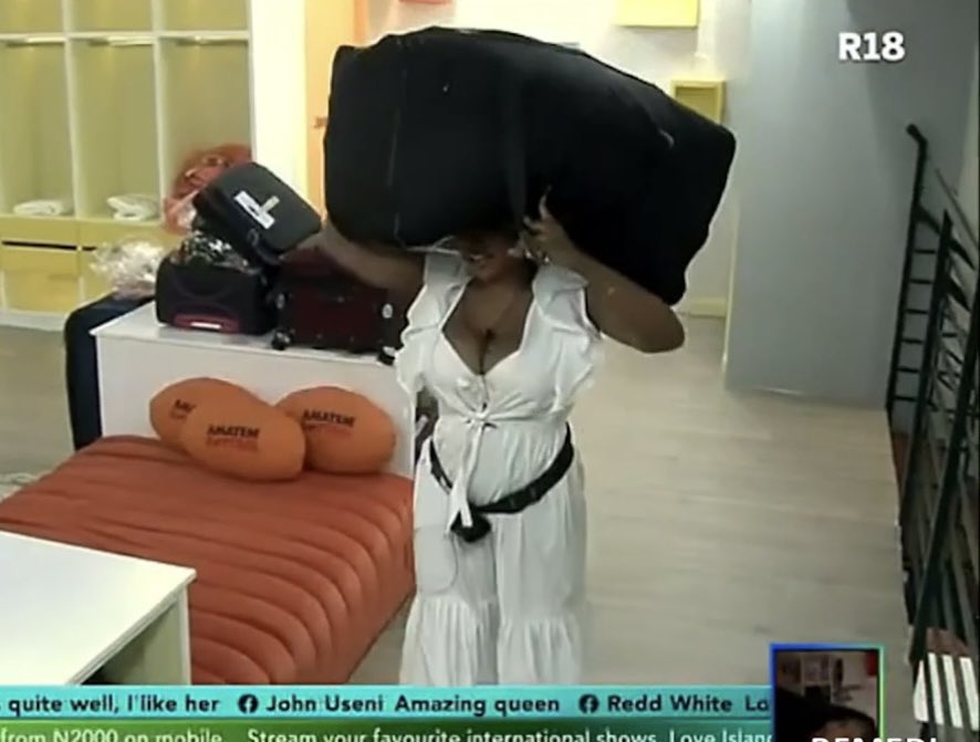 Phyna_Stan247's tweet image. Imisi don dey carry the show on her head already o 👏🤣😂😂 whatever will make you win dear keep it up 👍
#BBNaijaS10 #BBNaija