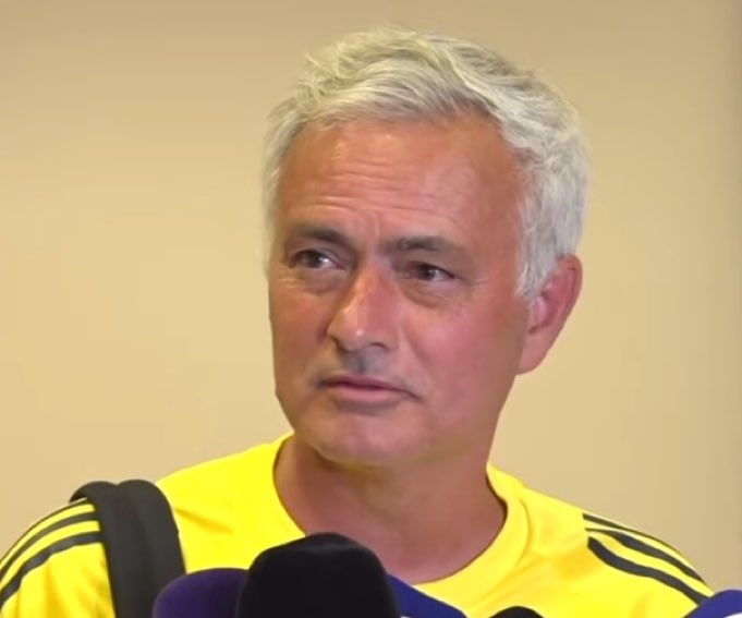 fenertalks's tweet image. Jose Mourinho: "Üst seviyede oynamak istiyorsak daha fazlasına ihtiyacımız var. Ben de hamleler yapacağım. Ancak final dokunuşunu ben yapamam. Final dokunuşunu kulüp yapmalı."