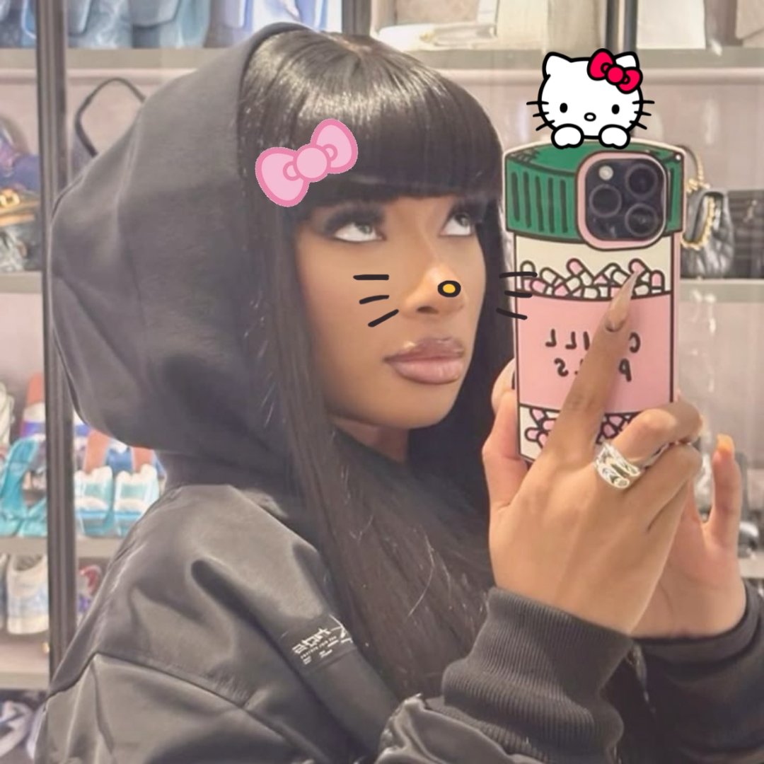 sanriohottiee's tweet image. why hello kitty always photo bombing? 😭💓