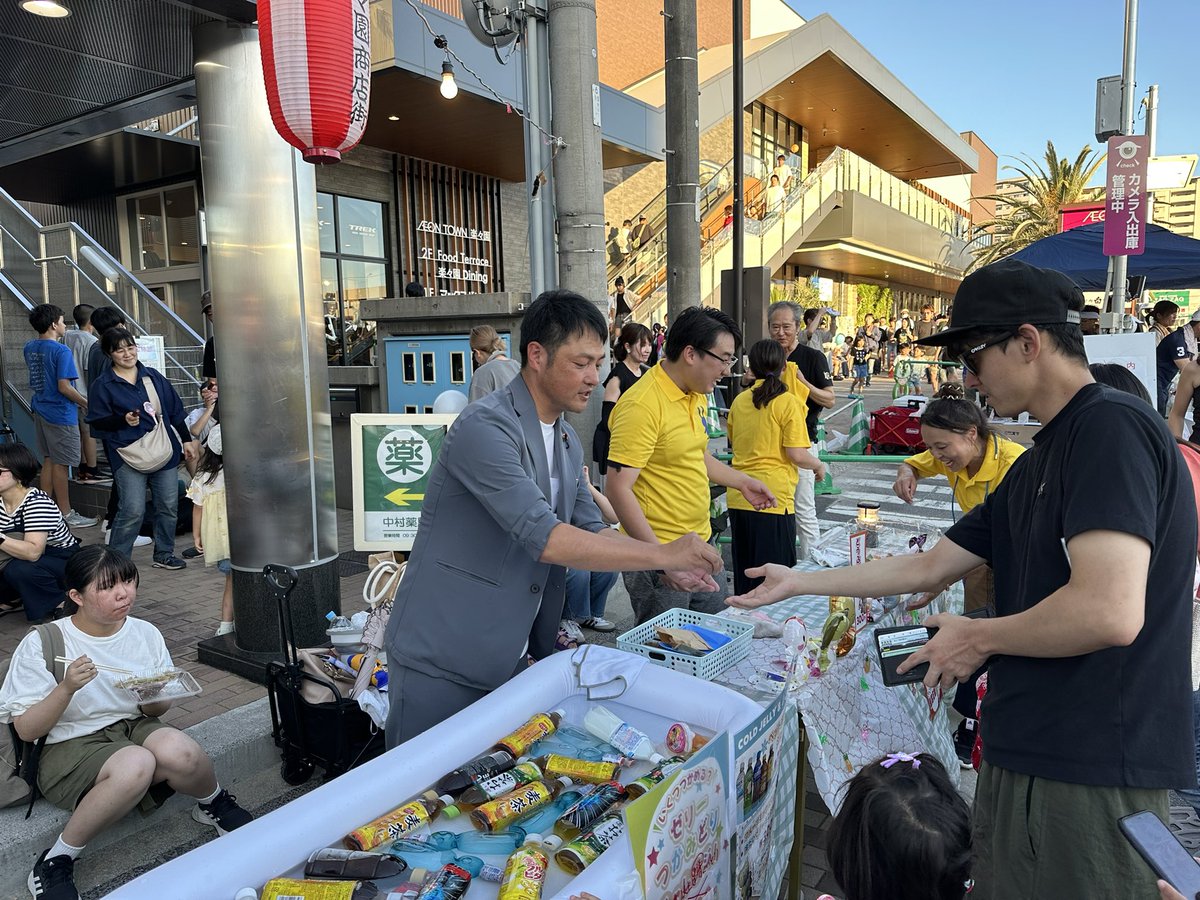 gen_fukuda's tweet image. 横浜から帰って夏祭りシリーズ再開です。
屋台のお手伝いで声出すの得意です^_^
地域の皆さんから元気をいただきます！
#国民民主党 #手取りを増やす #福田玄