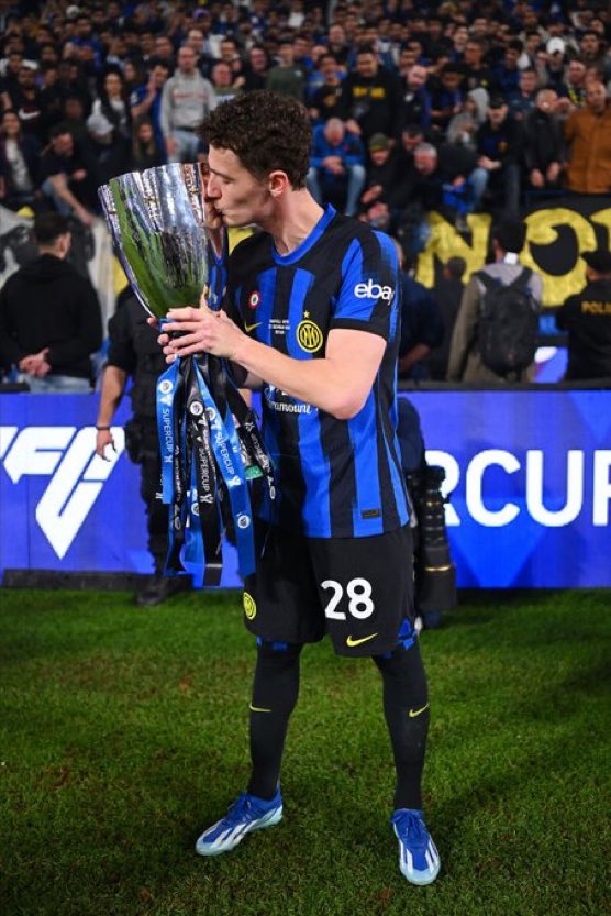 FCIM_World's tweet image. شيرا:
"بافارد متاح للانتقال من إنتر في حال وصول عرض مهم. يتقاضى 5 ملايين يورو سنويًا بالإضافة إلى المكافآت، وعقده ينتهي في عام 2028"🔵⚫️