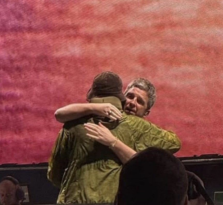 Liam and Noel Gallagher wrapped up Oasis night 2 at Wembley Stadium with a big hug 🫂 

📸ethan15q
#OasisLive25