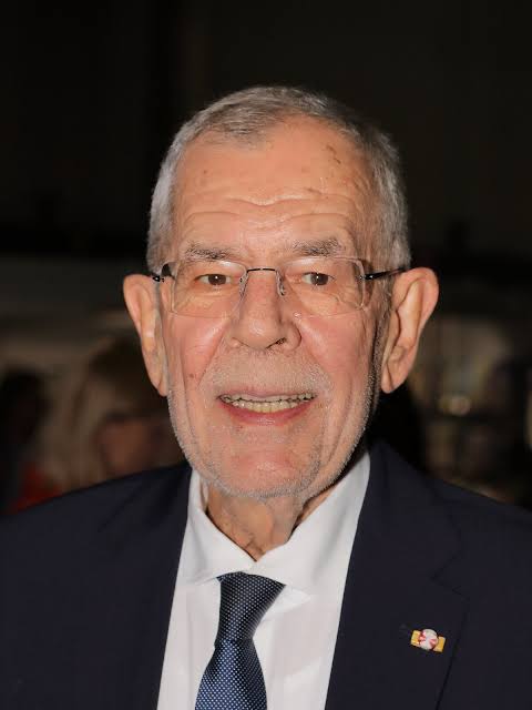 FarSight3's tweet image. Wenn Hr. @vanderbellen heute zur Eröffnung der #SalzburgFestspiele von "künstlerische Freiheit ist ein Privileg" sprach, möchte ihm das #FS3 höflich aber bestimmt widersprechen - dass dies sein angestammtes RECHT und keineswegs ein "Privileg" ist, das es von irgendjemandem…