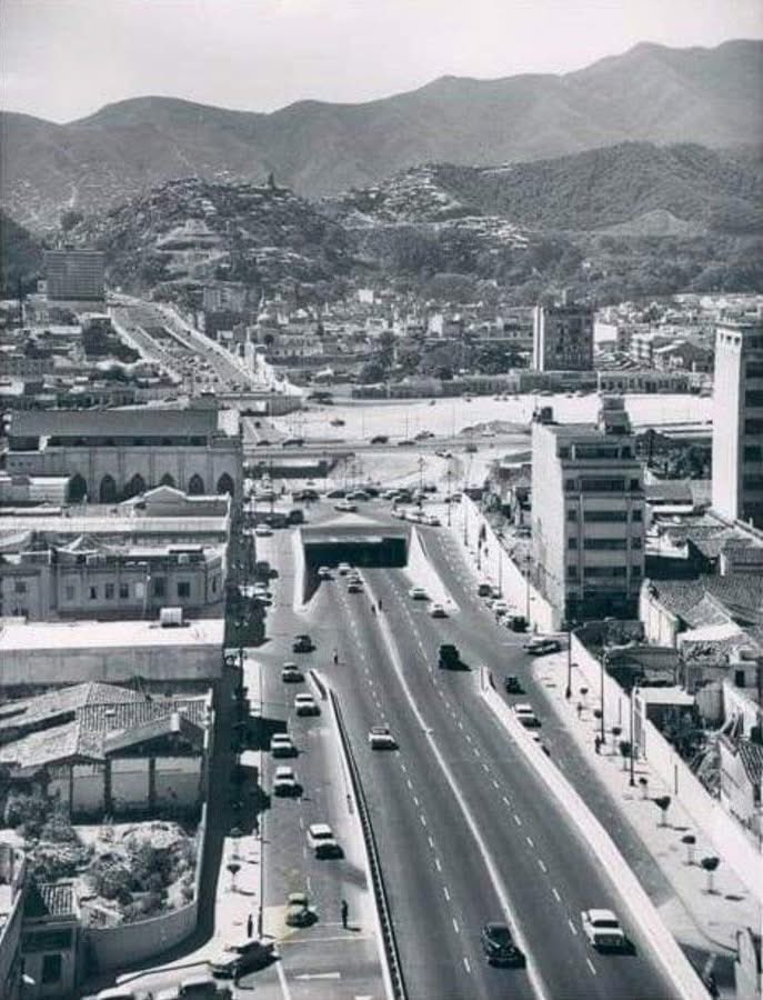 Caracascuentame's tweet image. Caracas, 1957. La recien inaugurada avenida Fuerzas Armadas, parte Sur.
