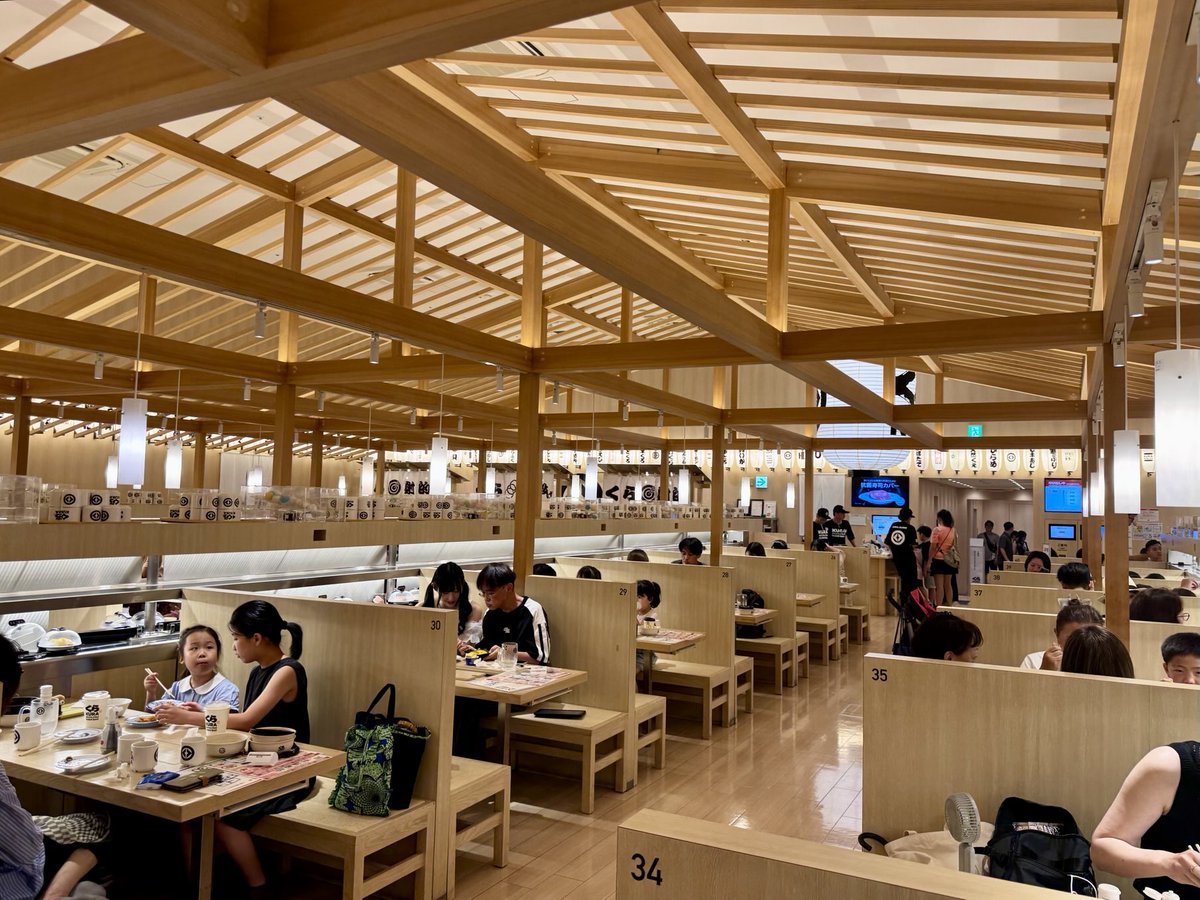 japanauthor's tweet image. I went to the ultra-cheap Kura Sushi in Akasuka. It's found on the 4th floor of a multi-storey retail space and yet this clever and deceptive interior has been created.