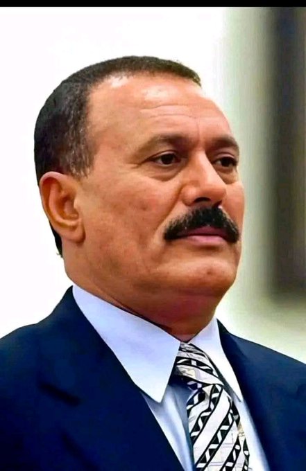 RtuwcA10694's tweet image. ♦️انا زعلان منك يازعيم لوكنت دموي كنت ضحيت بمليون من صعاليك الساحات
الإصلاح والحوثين كنا عايشين بخير
زعلان منك كنت بتصرف مرتبات فقط
للاوفياء اتباعك مثل الحوثي
زعلان منك تركت السلاح والمباني
والفلوس للحوثي يحاربنا بسلاحك
وفلوسك لاعد صرفوا. راتب ولا جن
الله يسامحك ويرحمك