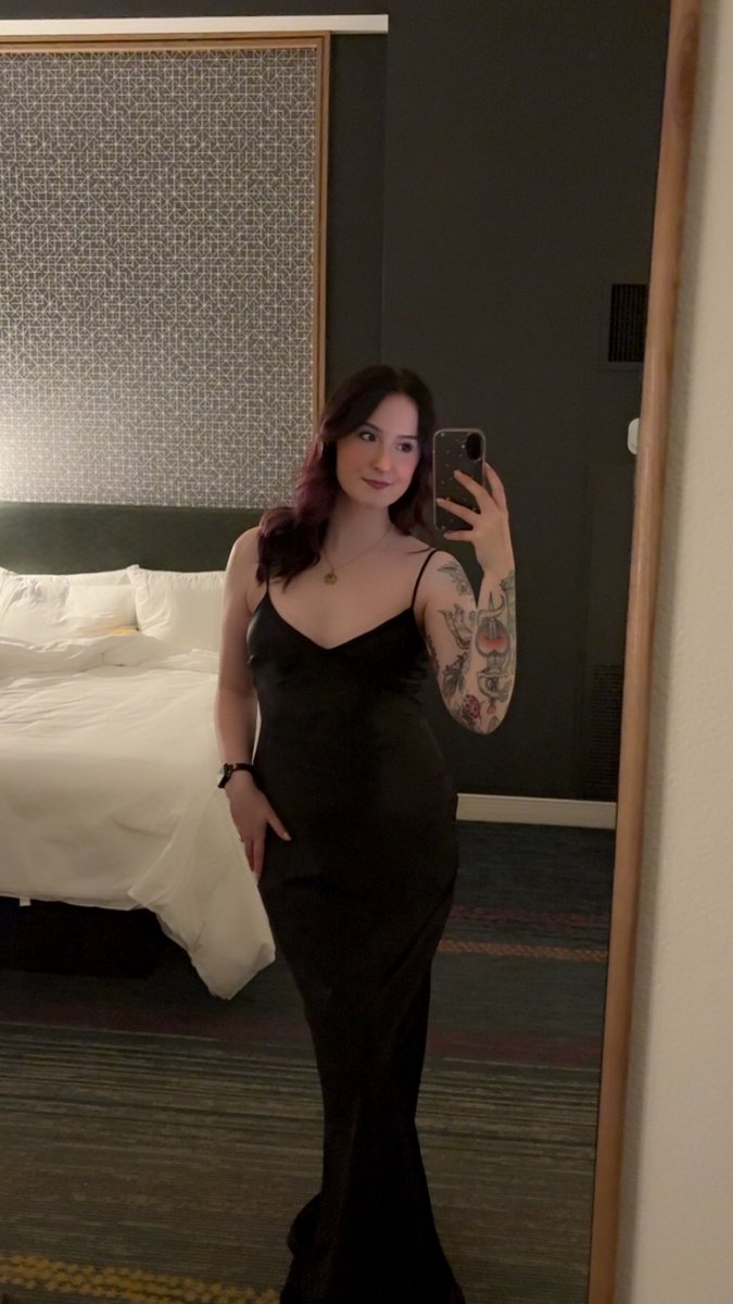 firelordaimee's tweet image. apple watch in a formal dress ✅