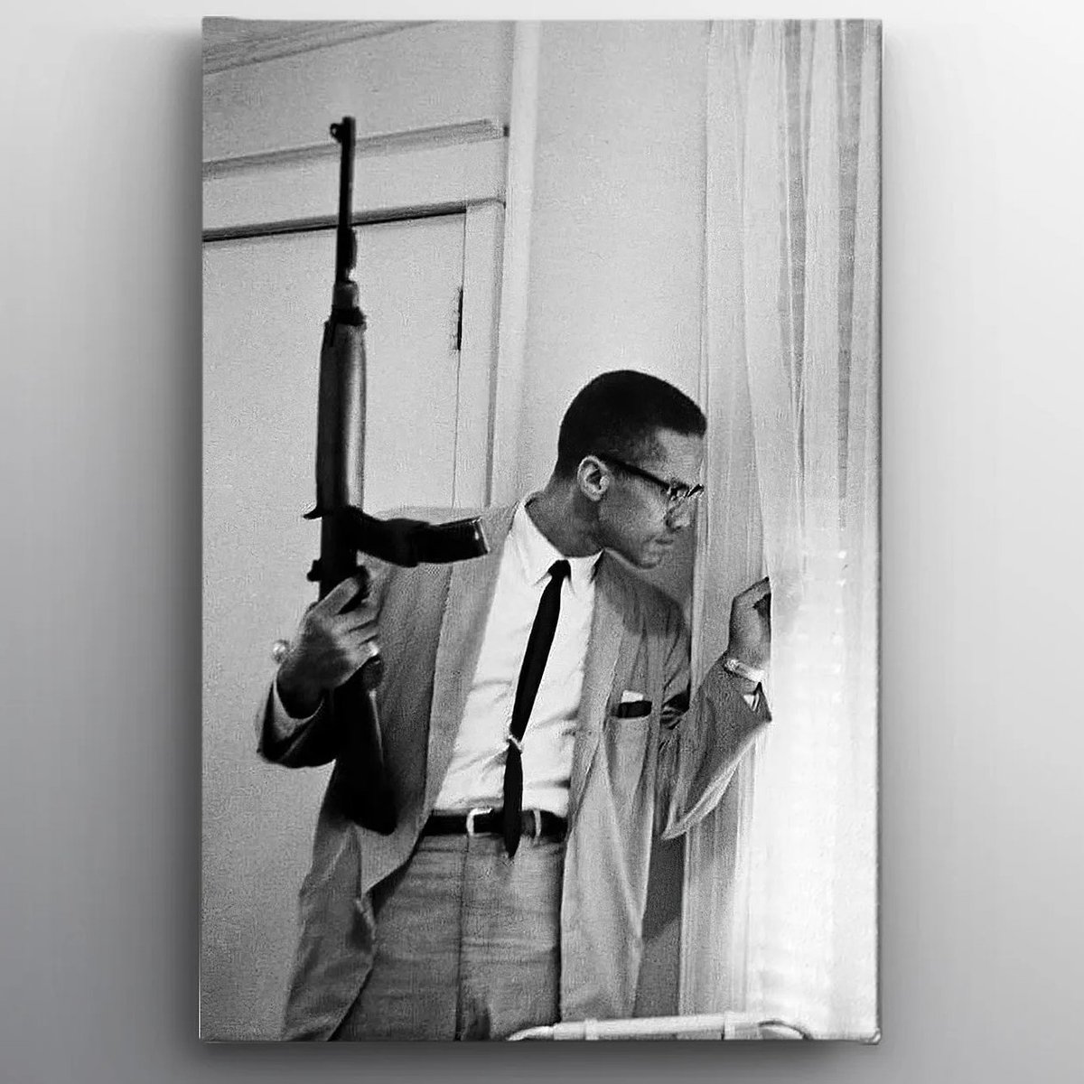 ObaidullaBaheer's tweet image. “If you&apos;re not careful, the newspapers will have you hating the people who are being oppressed, and loving the people who are doing the oppressing.”
― Malcolm X (Al Hajj Abdul Aziz Al Shabbaz)

The gun picture is an iconic picture taken showcasing Malcolm X&apos;s philosophy of self…