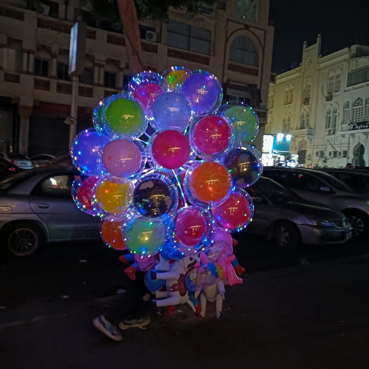 ROWANHEHE's tweet image. Late night walk مع الماما 💗
ده اللي قدرت التقطه لان ماما بتكره الصور والتصوير ف كل م تشوفني بصوت بتچادچ😓
هزة آخر صوره دي طبيعية 100٪، التُقطت وانا بحاول ألحق ماما اللي كل م الفت وشي الاقيها سبقتني بشوية أمتار