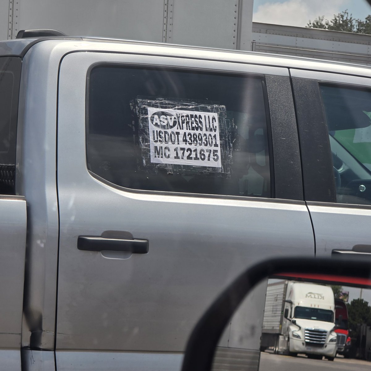 CathyGarrison22's tweet image. Actually "talked" to this one today in the Checotah, OK Flying J truck parking lot. He's from Ukraine and could not speak a word of English. Couldn't even tell us he was driving a Ford F350.(hotshot guy). He lit that thing up and took out of the parking lot before we could get…