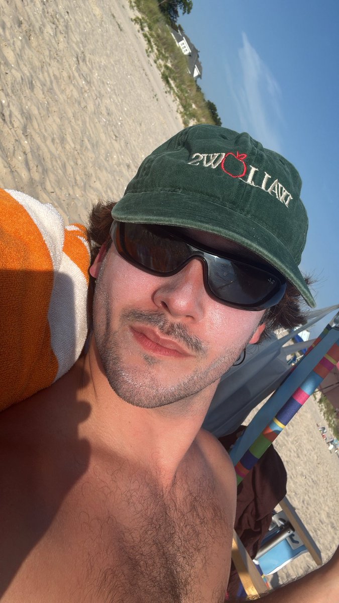 emmarobcerts's tweet image. this sun bright asf let’s just cake some sunscreen on