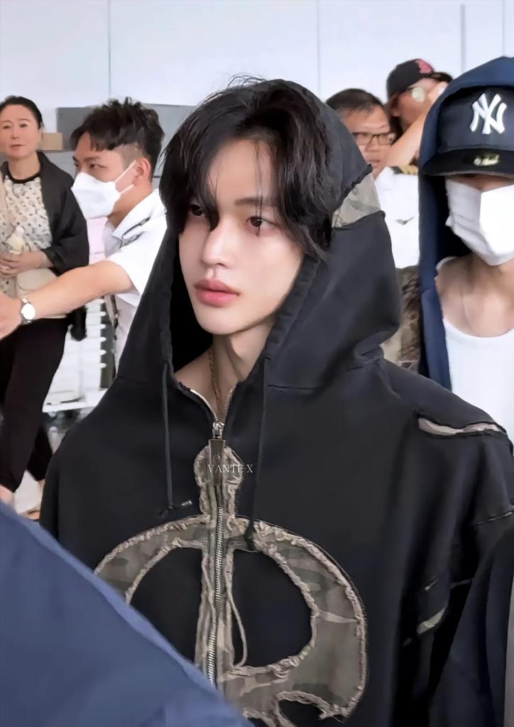 wonbin is so pretty...i wish he was real