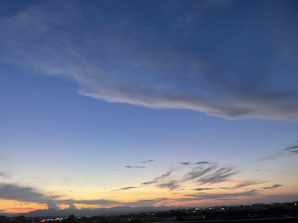にのちゃんおはよー☀️
ギンギンの太陽が
去ったあとの空が好き︎︎☁💭
ちょっと涼しくなる瞬間
空の芸術で心の循環☘️
本日も健康で良い一日を💛

#空  #雲