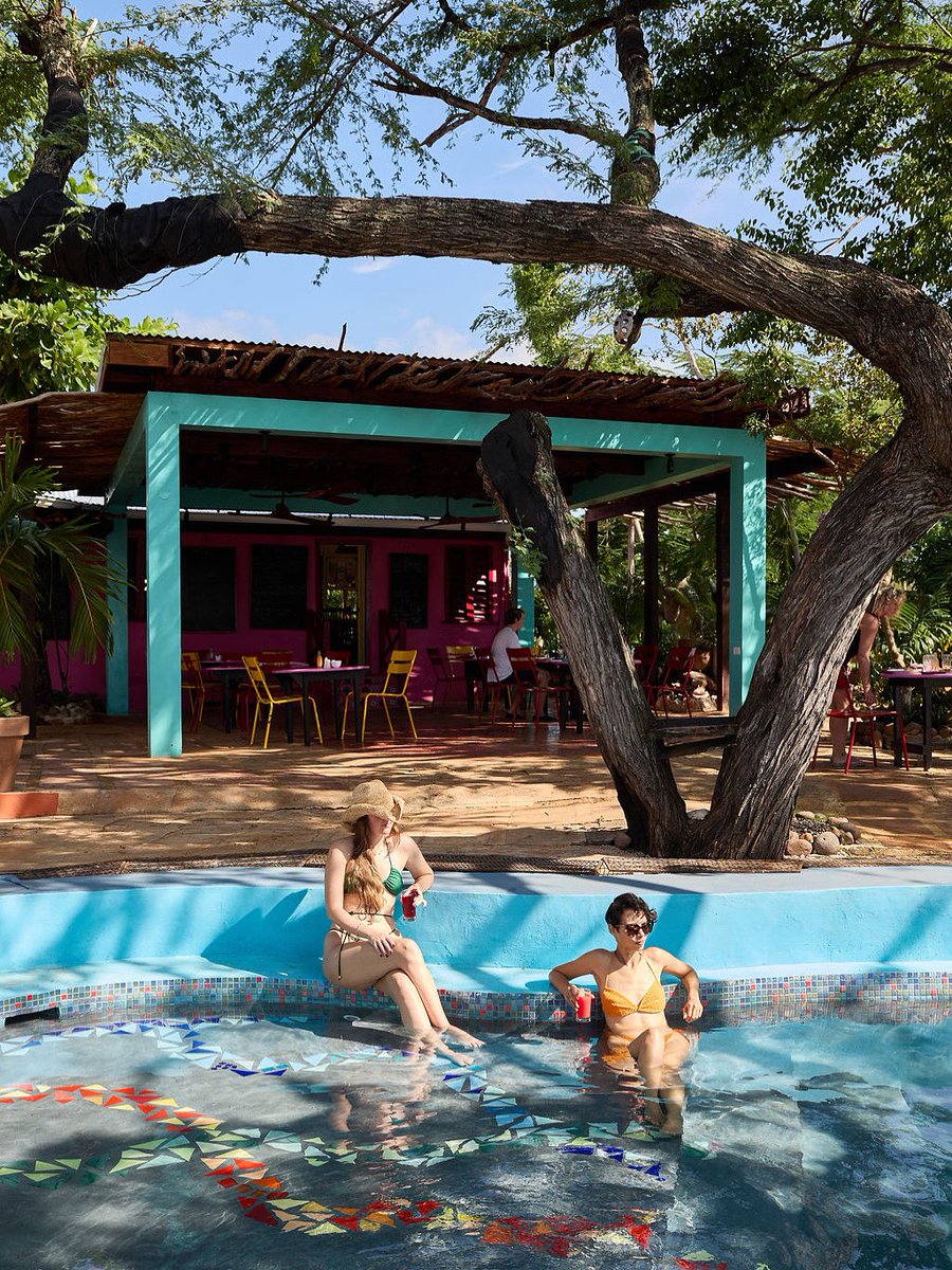 Best place to be on a hot day… chilling with friends at the Jakes pool 💦. 

Book your stay at jakeshotel.com