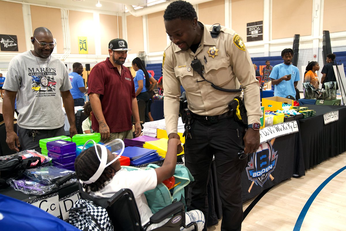LVMPD's tweet image. Backpack Giveaway! 🎒
Doolittle Community Center held a backpack giveaway earlier today for children and teens heading back to school. Community partners handed out resources and school supplies, as well as opportunities for free haircuts.
It was a great time for our officers…