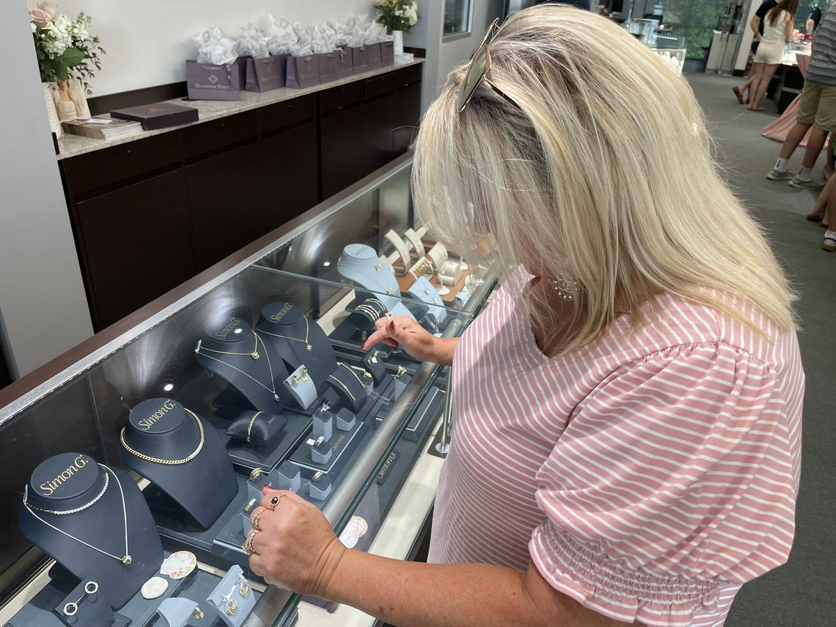 jasonalanhammer's tweet image. Shout out to my pals at Diamonds Direct (Indianapolis, IN). Their big 20% off sale is happening now and continues on Sunday. The absolute best customer service from Kris!
@hammer_chrystal @hammerandnigel