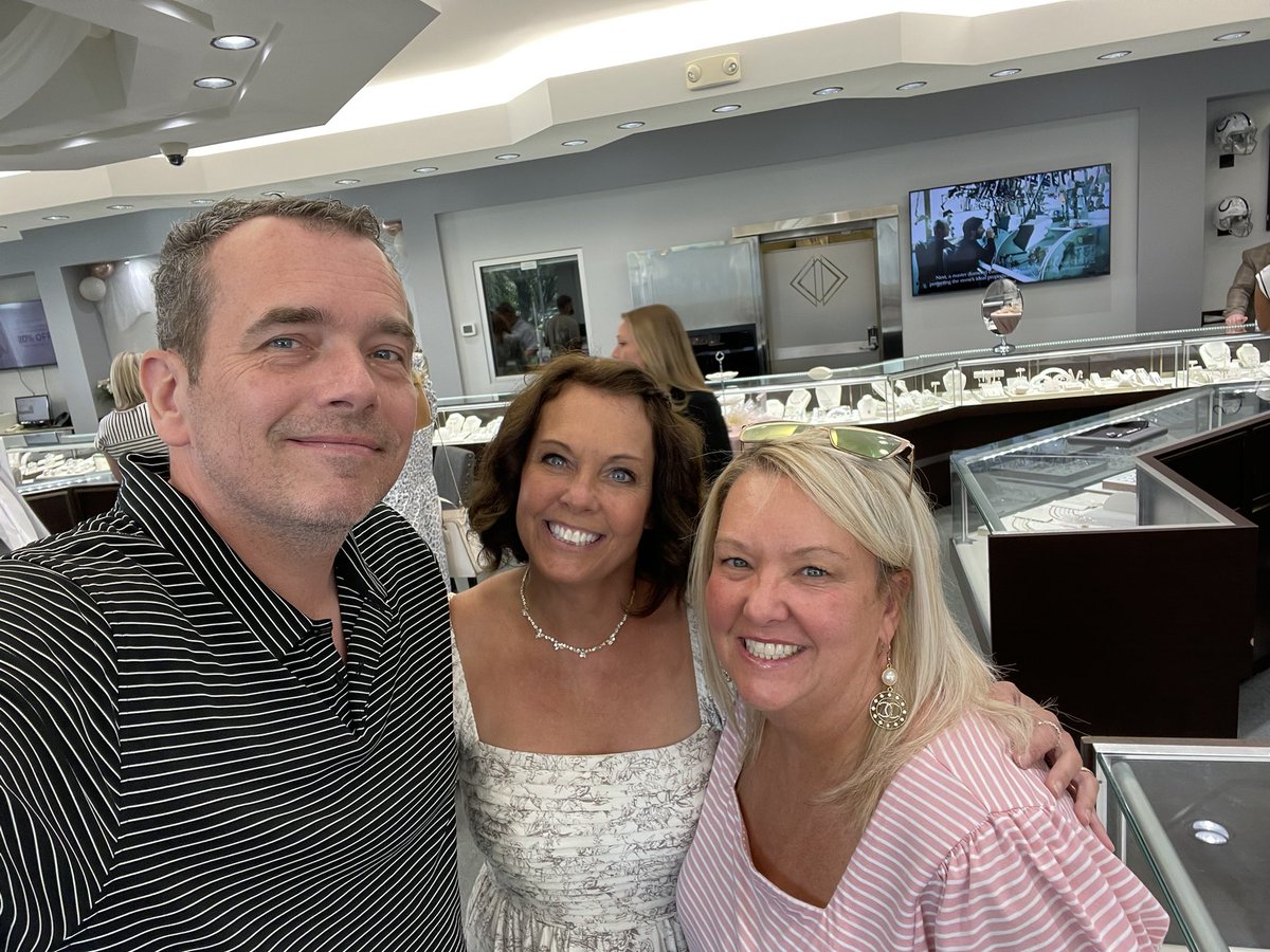 jasonalanhammer's tweet image. Shout out to my pals at Diamonds Direct (Indianapolis, IN). Their big 20% off sale is happening now and continues on Sunday. The absolute best customer service from Kris!
@hammer_chrystal @hammerandnigel