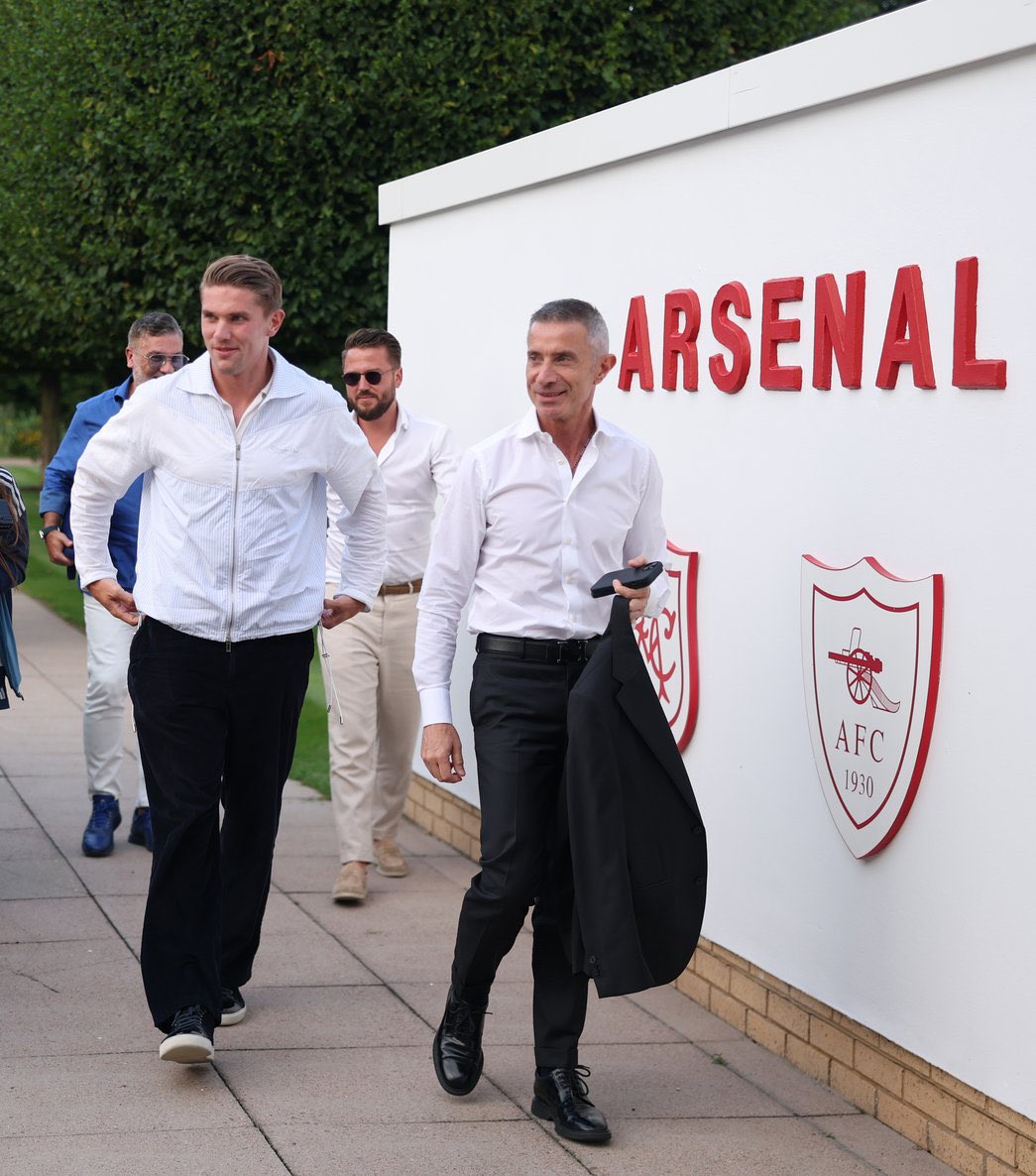 AFC__Xtra's tweet image. 🚨NEW; 💣
During the final stages of negotiations, Sporting Lisbon received an offer from Manchester United, but Gyökeres showed no willingness
He was fully committed to moving to Arsenal
ℹ️ @gunnerblog & @MarioCortegana & @David_Ornstein