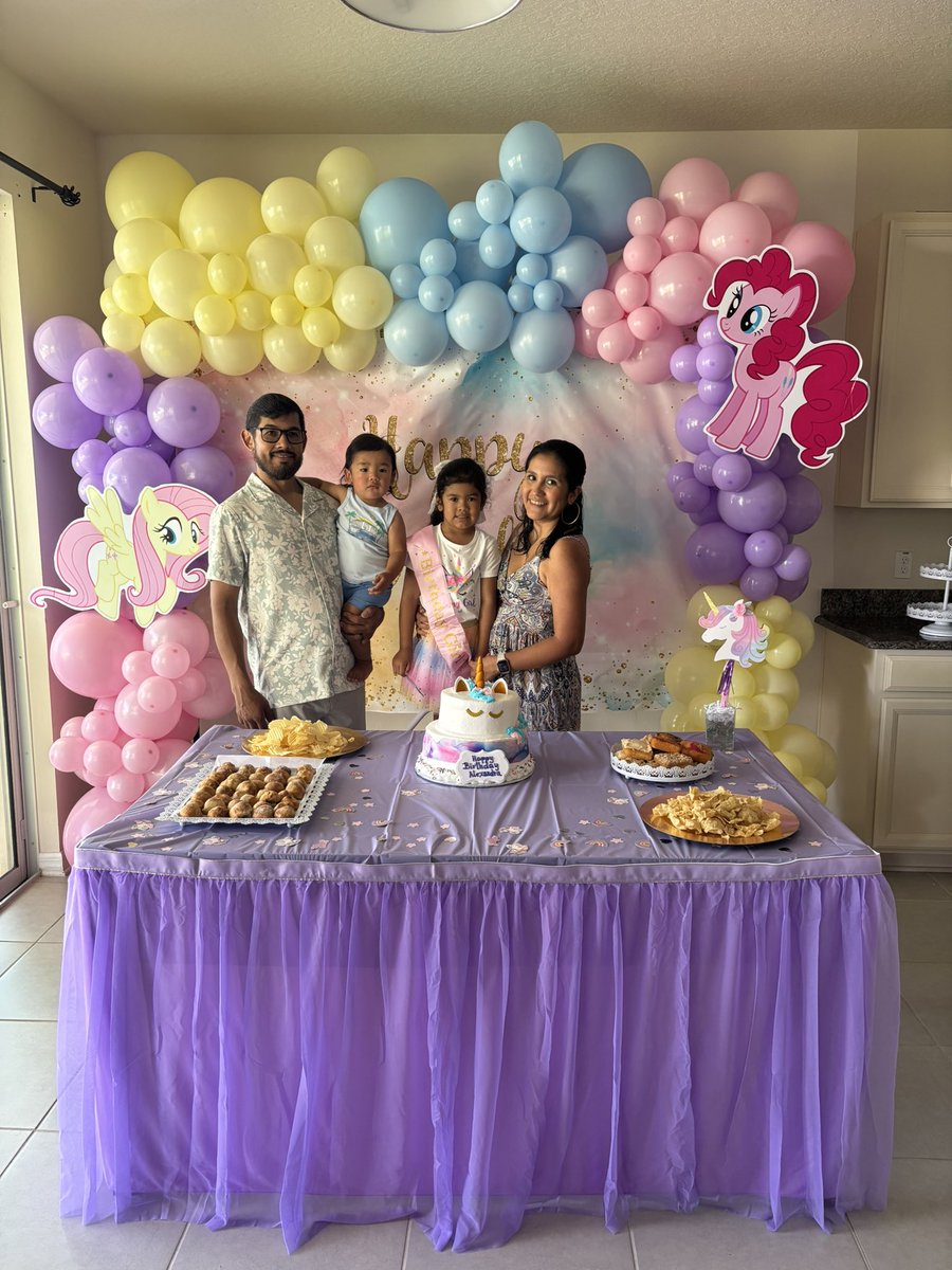 Celestial2211's tweet image. Oh my!! Today was a lot! I’m exhausted 😅 my girl had tons of fun with all her friends!!! Spent 3 hours inflating balloons. What do you think?😅
