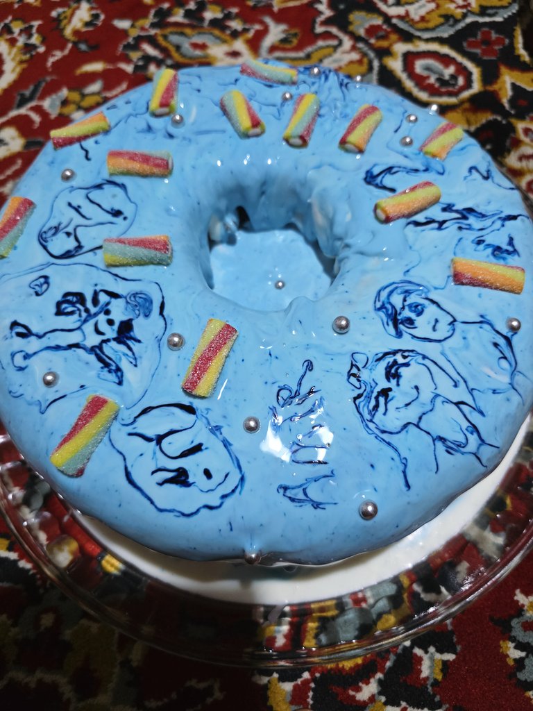 کیک تولد داداشموگفتم نخرید من درست میکنم
همزن خراب شد خامه فرم نگرفت
در حالی که دیگه داشت اشکم درمیومد که چرا کیک بچه رو خراب کردم،گفتم ایراد نداره با رنگ روی خامه رو تزئین میکنیم
باهم نشستیم نقاشی کردن روی کیک :)
مامانمم اومد
و اون وسط داداشم گفت بهترین کیک تولدیه که داشتم 😭✨