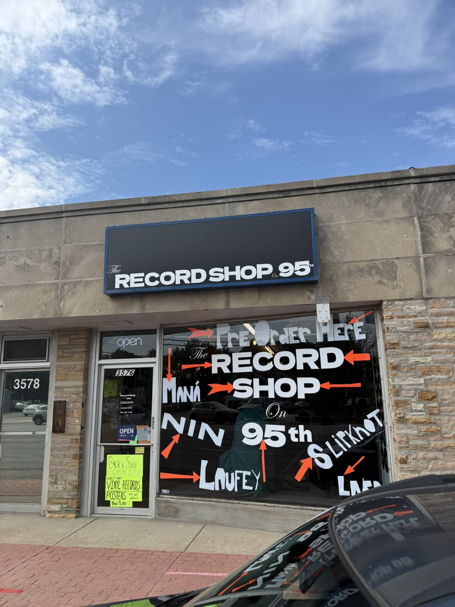 chicagoBRIZ's tweet photo. Shoutout The Record Shop on 95th https://t.co/ewnUWFWAbo