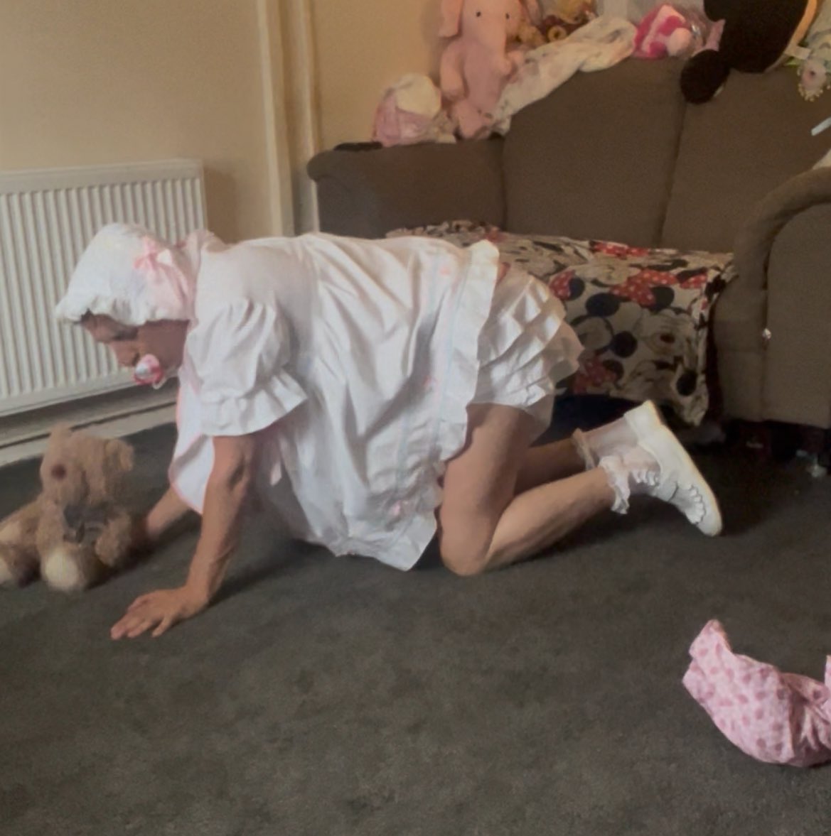 mummysgirlkatie's tweet image. Baby Katie spent her day on her mat in her white baby dress, bonnet, and thick nappy—just how she loves it. She cuddled her Teddy, played with her dolly, and giggled happily with no worries at all. She’s fully living her baby girl life now 💕👶 #BabyKatieJaneTaylor #TummyTime