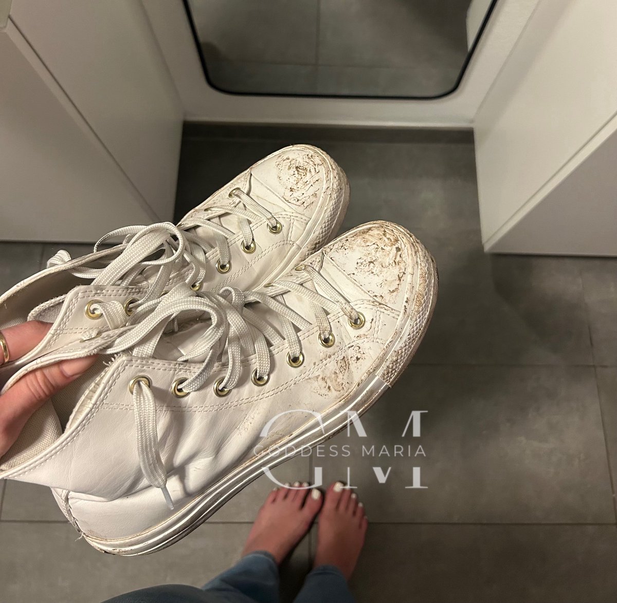 what a night! 🪩🍾

Bin gerade von einem Open Air Konzert zurückgekommen, meine Converse sehen dementsprechend aus…

Na, wer will sie haben?
Sowohl Kauf, als auch Reinigung gegen Tribut wäre möglich.
Letzteres ausschließlich für Subs, die ich bereits kenne! Keine Neulinge!