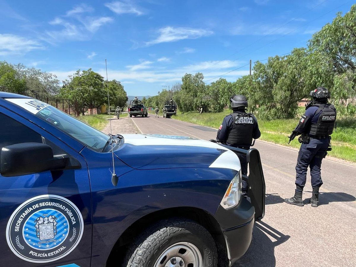 quierotvags's tweet image. Un operativo conjunto en Pabellón de Hidalgo, Rincón de Romos, permitió el desmantelamiento de un campamento criminal, con saldo de 18 detenidos y el aseguramiento de armas, vehículos y equipo táctico. Participaron fuerzas federales, estatales y municipales.
#quierotvags