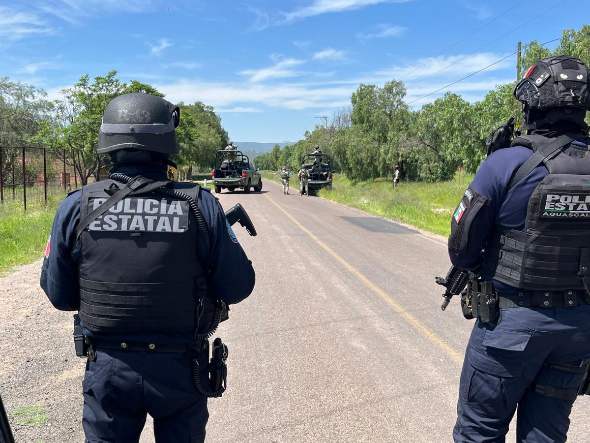 quierotvags's tweet image. Un operativo conjunto en Pabellón de Hidalgo, Rincón de Romos, permitió el desmantelamiento de un campamento criminal, con saldo de 18 detenidos y el aseguramiento de armas, vehículos y equipo táctico. Participaron fuerzas federales, estatales y municipales.
#quierotvags