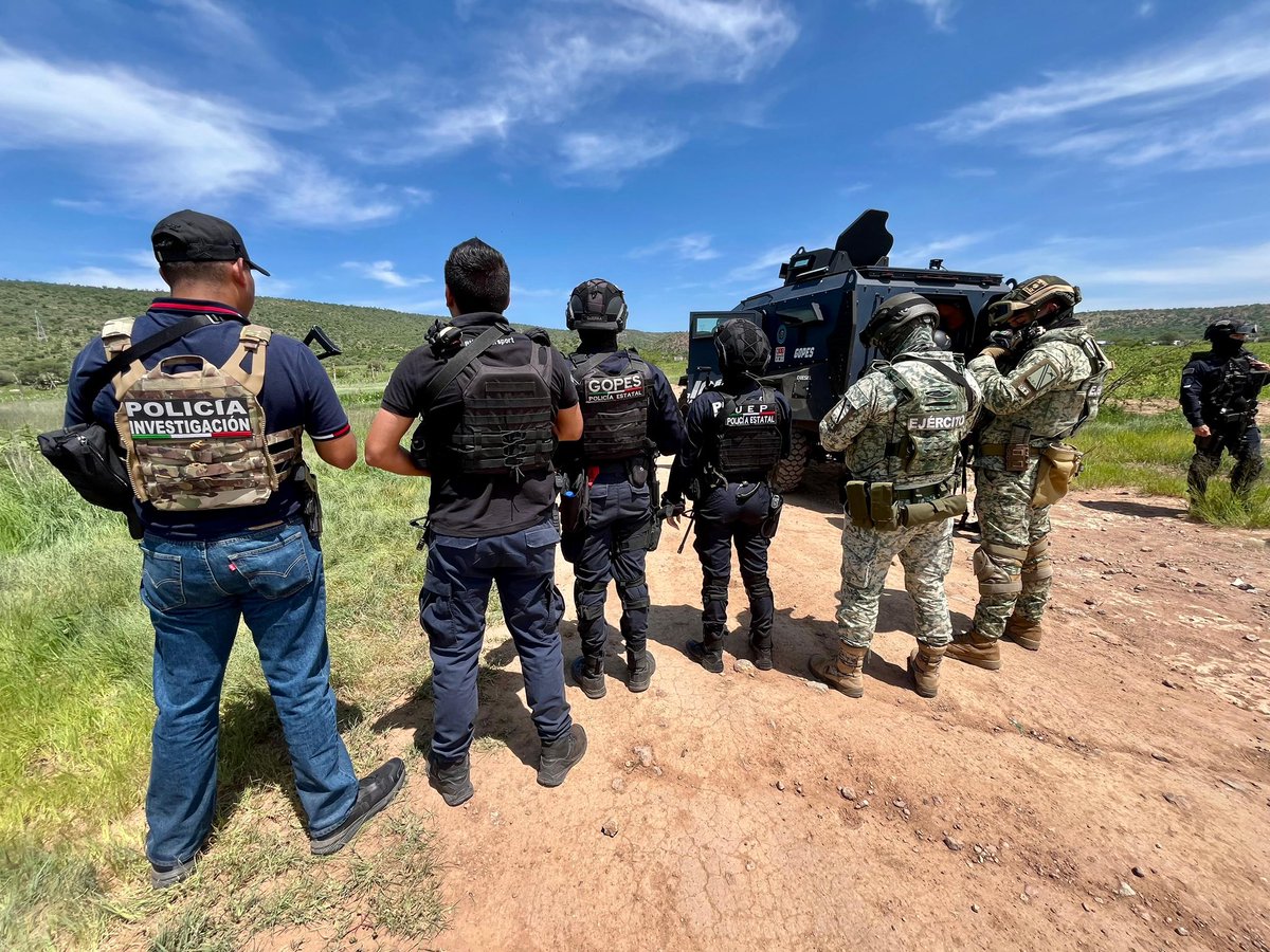 quierotvags's tweet image. Un operativo conjunto en Pabellón de Hidalgo, Rincón de Romos, permitió el desmantelamiento de un campamento criminal, con saldo de 18 detenidos y el aseguramiento de armas, vehículos y equipo táctico. Participaron fuerzas federales, estatales y municipales.
#quierotvags
