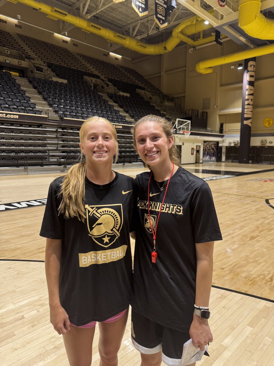 colbie_wolf's tweet image. Thank you @ArmyWP_WBB for hosting a really fun camp with very high energy and intensity!
@LAE2027 @LadyJacketsGBB @Assist_U_ @JoshParcell